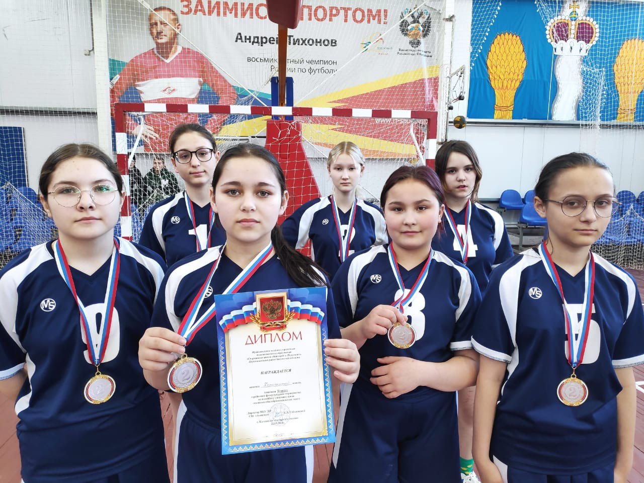 Соревнования по волейболу среди девочек.